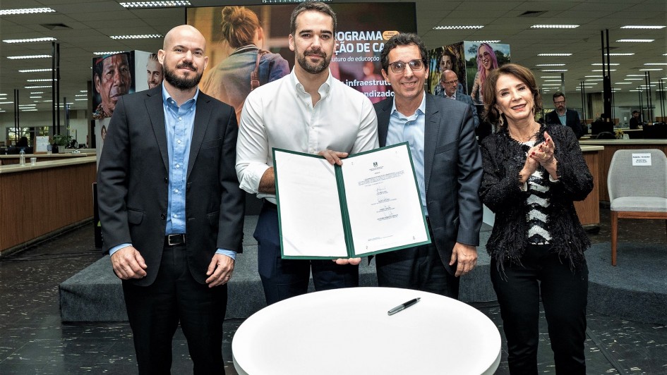 Capeluppi (E), Leite, Bueno e Raquel na assinatura do contrato de estruturação de PPP que qualifica a infraestrutura escolar