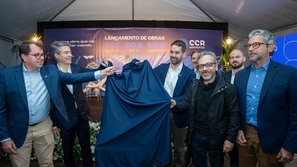 Momento em que é descerrada a placa que marca o início das obras nos três aeroportos